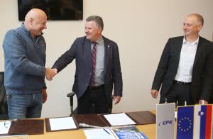 PODPIS POGODBE - prometna ureditev pri OŠ Cerknica 09  FOTO LJUBO VUKELIČ